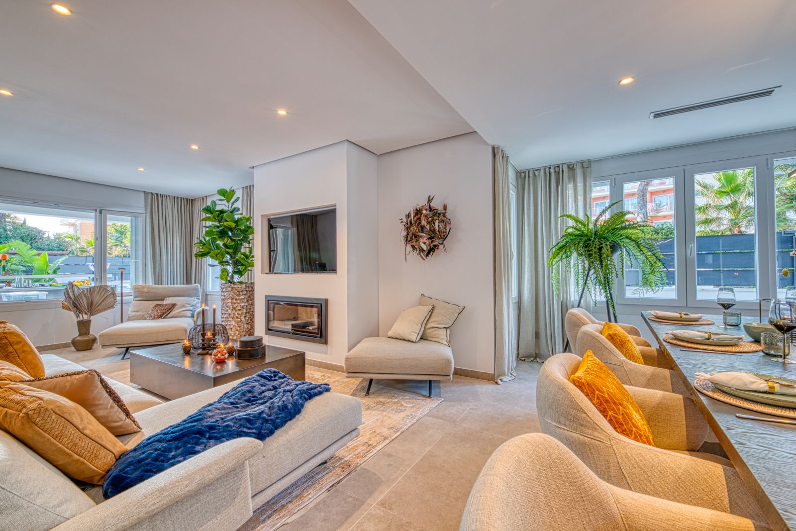 Modernes Wohnzimmer mit mediterranem Design und stilvollen Details auf Mallorca