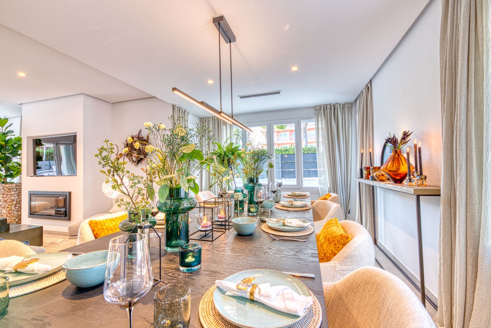 Helles Esszimmer mit elegantem Tisch und mediterranem Flair auf Mallorca