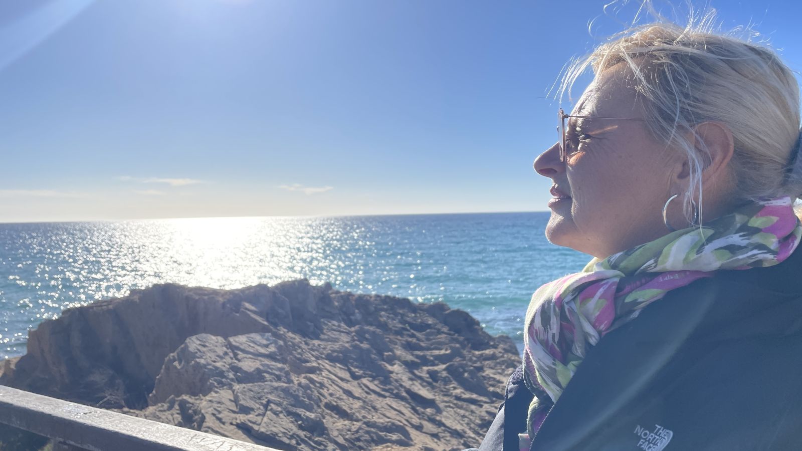 Der Blick schweift über das ruhige Mittelmeer – Momente der Stille auf Mallorca im Herbst.