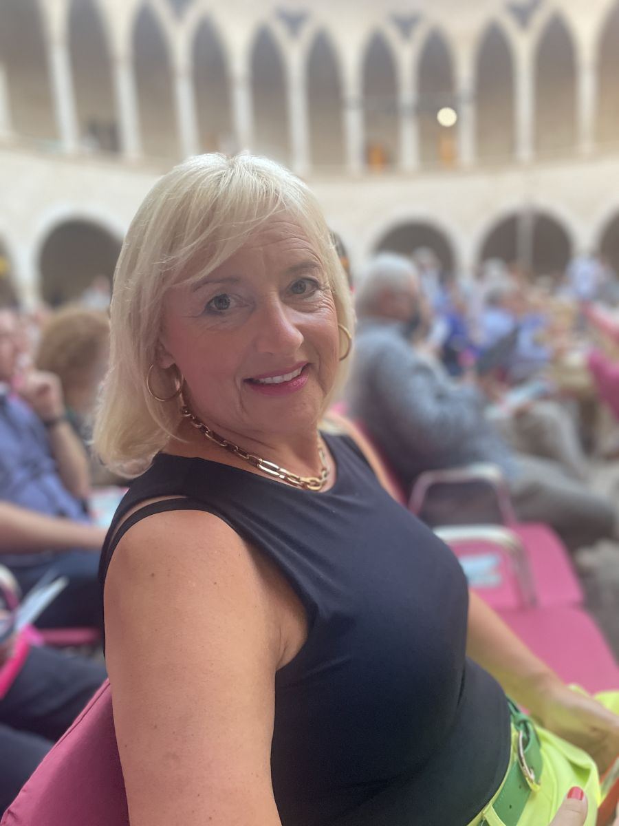 Kulturelle Highlights im Herbst – Claudia genießt ein Konzert unter freiem Himmel.
