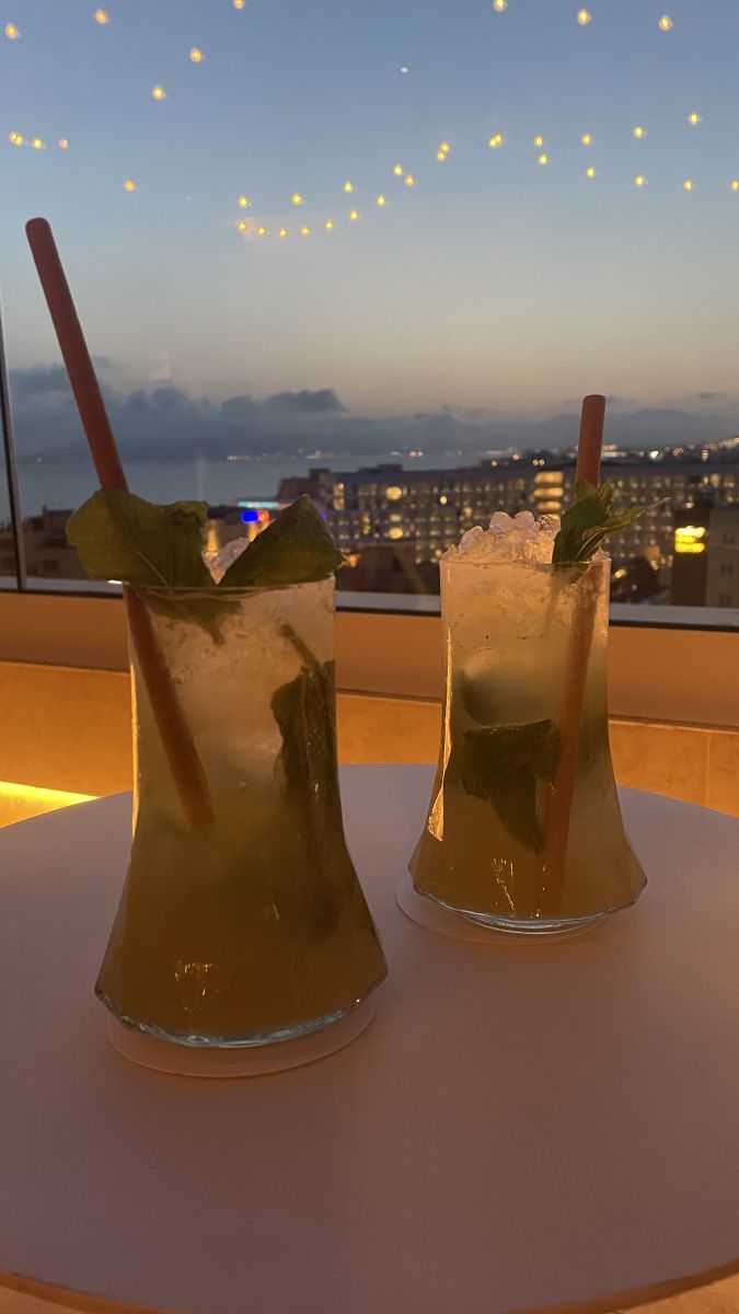 Ein Abend unter Sternen – mit Cocktails und Meerblick die Herbstnächte genießen.