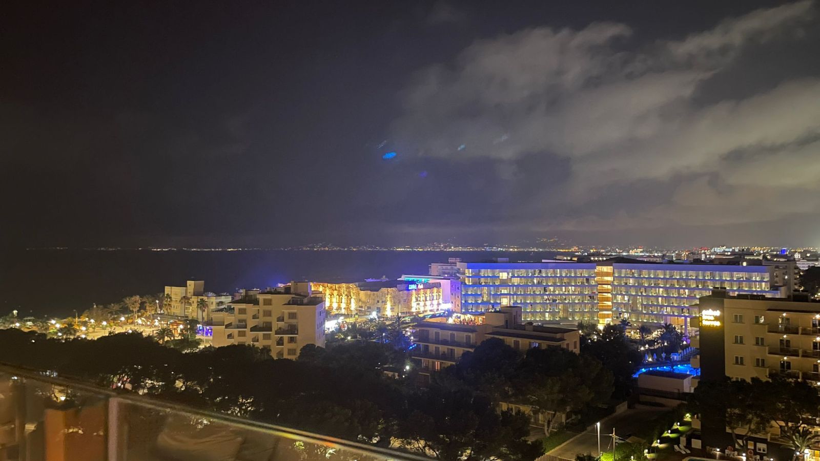 Lichtermeer von oben: Palma bei Nacht verzaubert mit urbanem Flair und herbstlicher Ruhe.