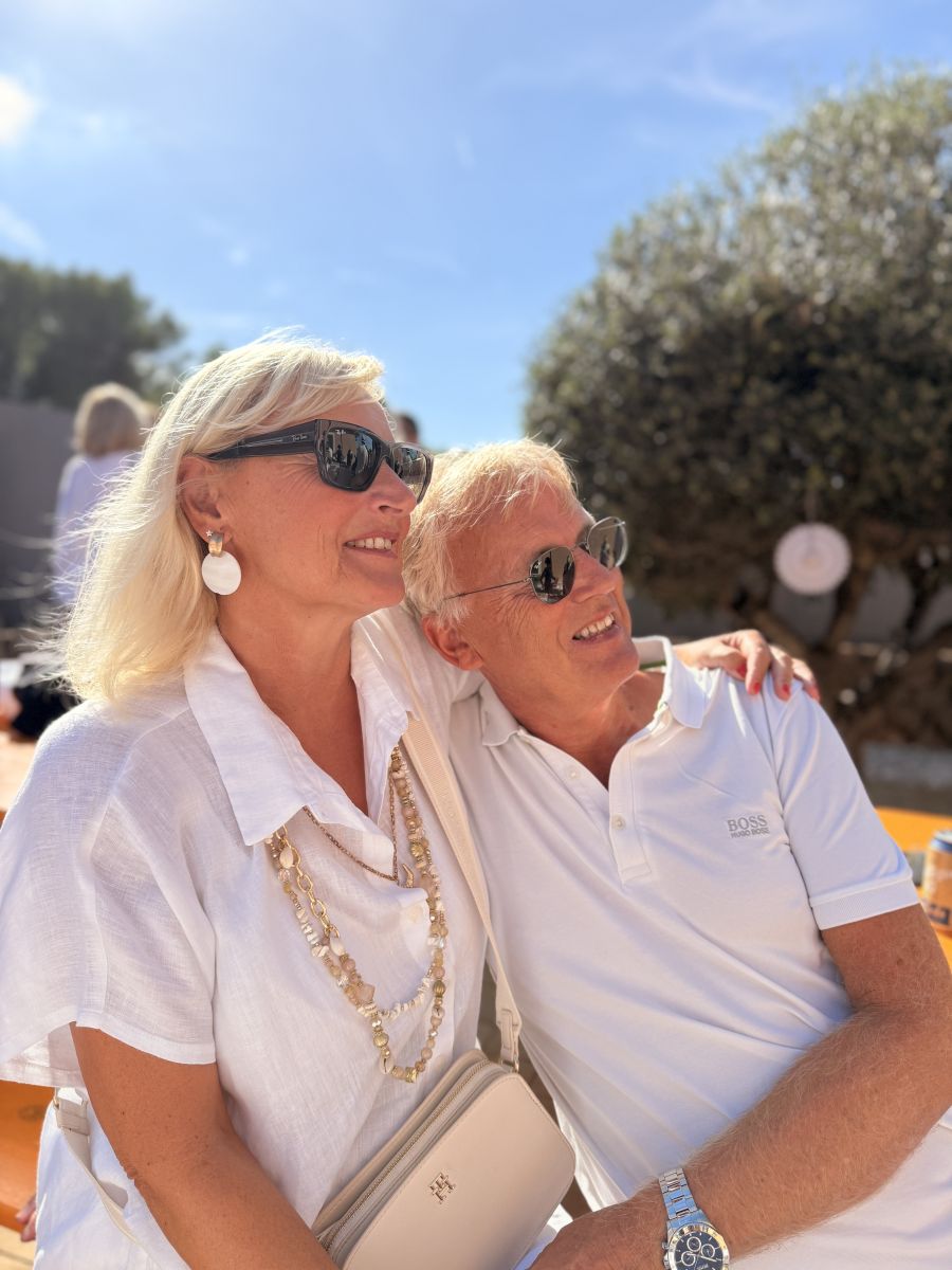 Axel und Claudia genießen die sonnige mediterrane Umgebung Mallorcas im Freien.